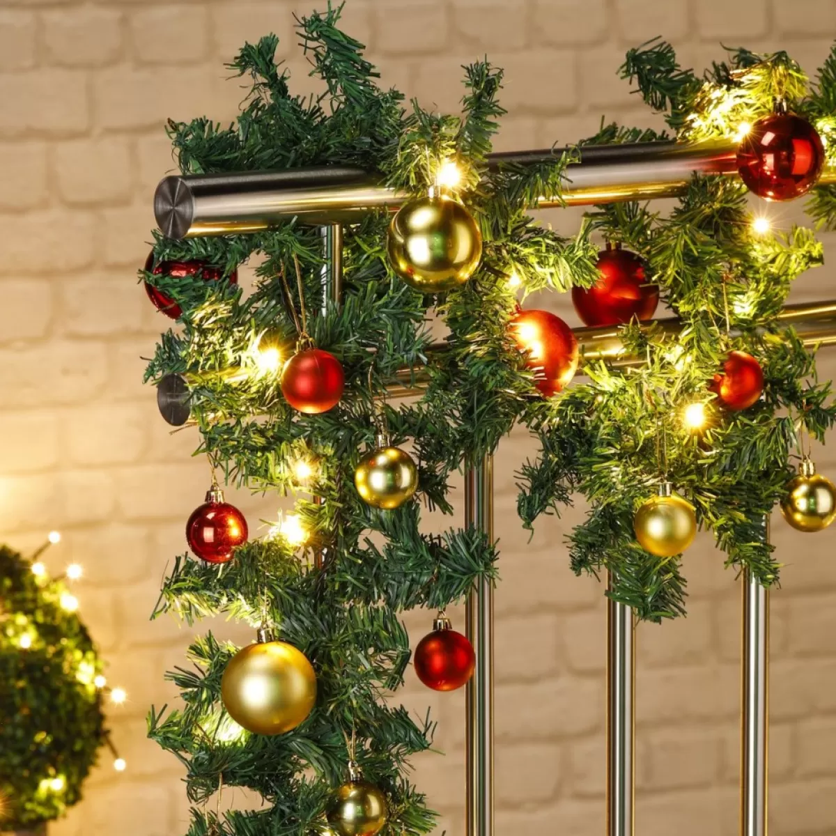 Merkloos Guirlandes>Dennenslinger/Dennen Guirlandes Met Kerstballen En Licht 500 Cm - Binnen / Buiten - Kerstslingers