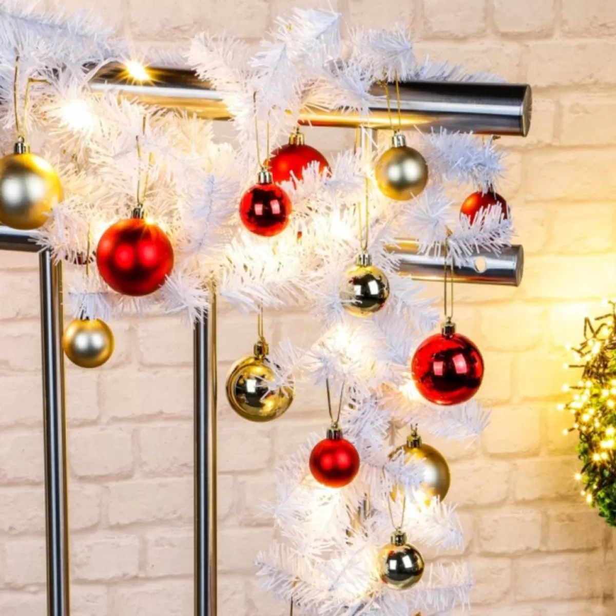 Merkloos Guirlandes>Dennenslinger/Dennen Guirlandes Wit Met Kerstballen En Licht 500 Cm - Binnen / Buiten - Kerstslingers