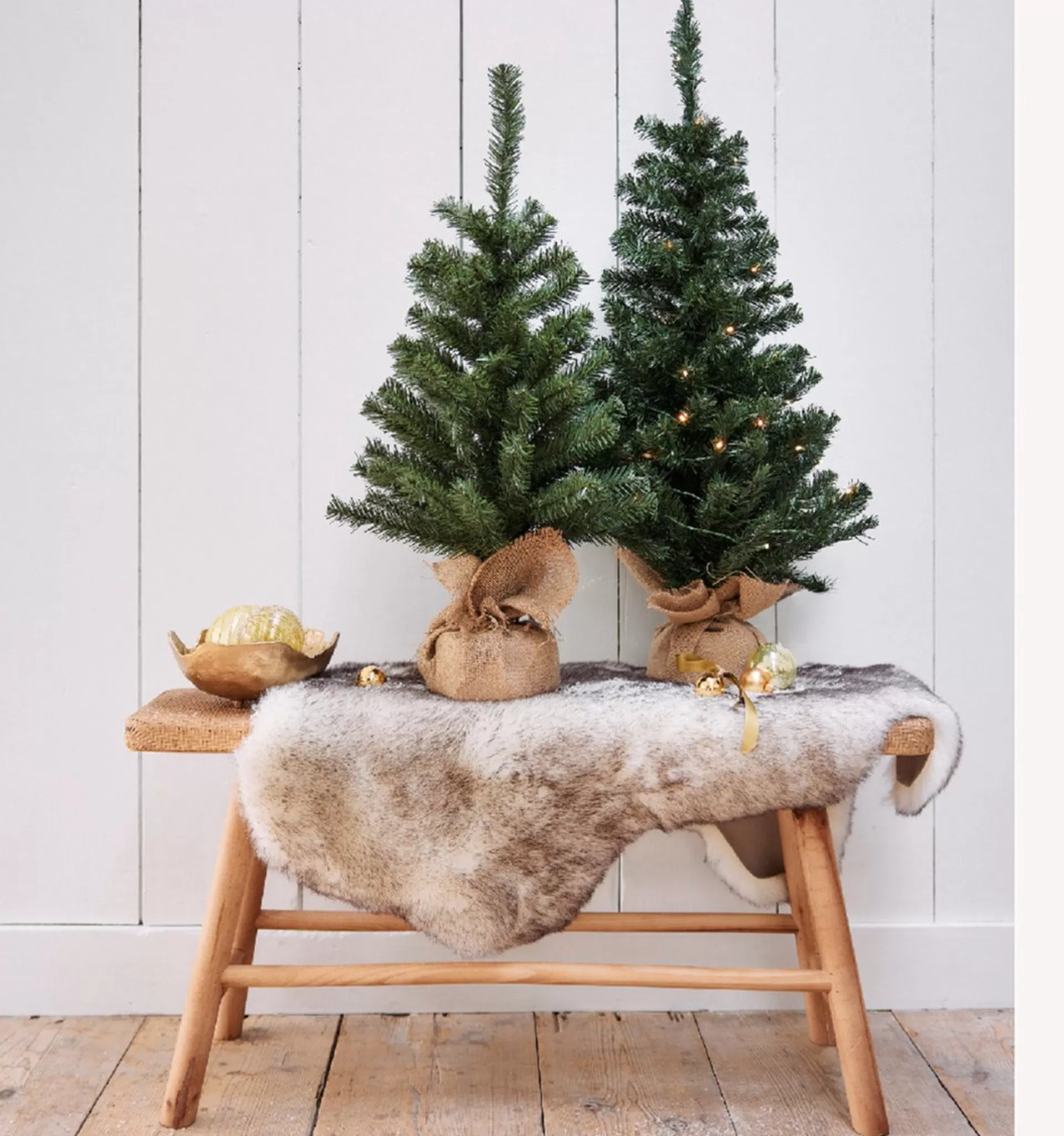 Merkloos Kleine Nep Kerstboom In Jute Zak Inclusief Verlichting 75 Cm - Kleine Kunstbomen/Boompjes Best