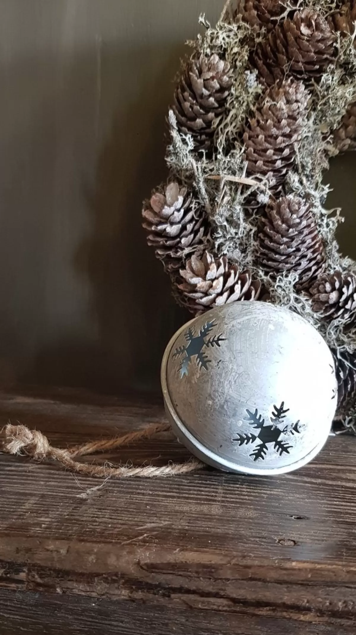 b-home-interieur.be Kerstkransen>Krans Dennenappel - Decoratieve Krans - Krans Boommos/Fijnspar- Diameter 30 Cm - Hoogte 11 Cm