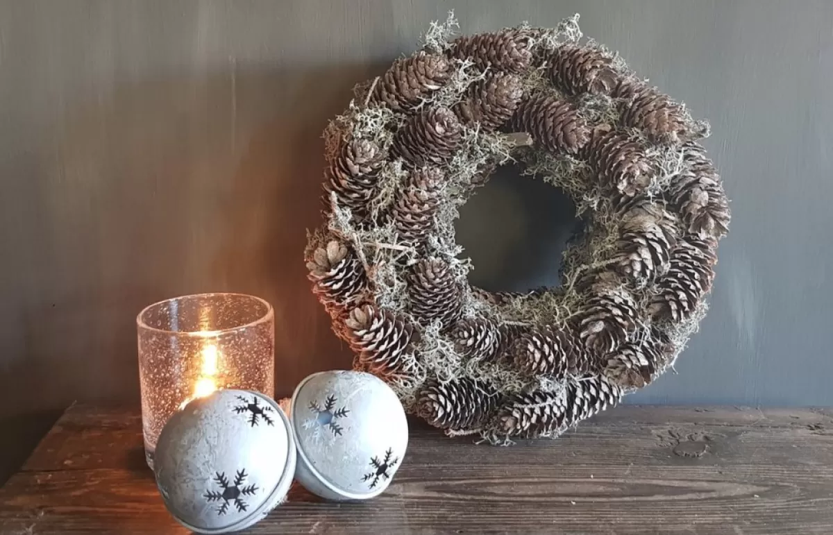 b-home-interieur.be Kerstkransen>Krans Dennenappel - Decoratieve Krans - Krans Boommos/Fijnspar- Diameter 30 Cm - Hoogte 11 Cm