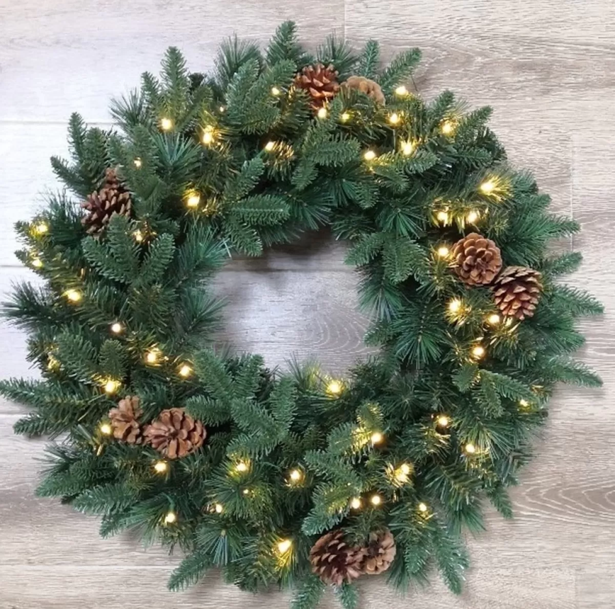 Meisterhome® Kerstkransen>Meisterhome Kerstkrans Van 50 Cm - Met Gratis Ophangbeugel En 50 Warmwitte Led's - Rode Bessen - Dennenappels